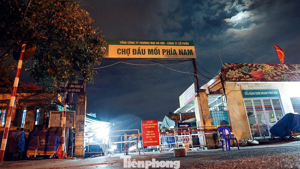 Theo Ban quản lý chợ, chợ chỉ hoạt động từ 0 giờ đến 11 giờ, trong đó: từ 0 giờ đến 5 giờ 30 là thời điểm người mua, người bán có thể vào chợ để mua bán, trao đổi hàng hóa. Từ 5h30 - 11h là thời gian khách lẻ phục vụ sinh hoạt gia đình.