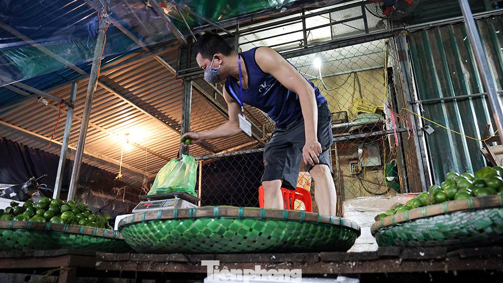 Theo cơ quan chức năng quận Hoàng Mai, việc mở chợ đầu mối phía Nam sẽ theo lộ trình từng phần, tùy diễn biến của dịch bệnh. Hiện tại, chợ đã được hoạt động với các gian hàng thiết yếu. Nếu tình hình dịch khả quan hơn, chợ đầu mối phía Nam sẽ được mở cửa hoàn toàn để bà con kinh doanh bình thường như trước đây.