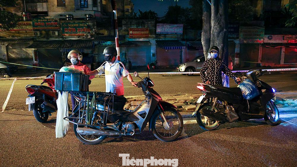 Theo ghi nhận của phóng viên, Ban quản lý chợ không cho nhiều tiểu thương vào cổng do thiếu một số giấy tờ theo quy định.