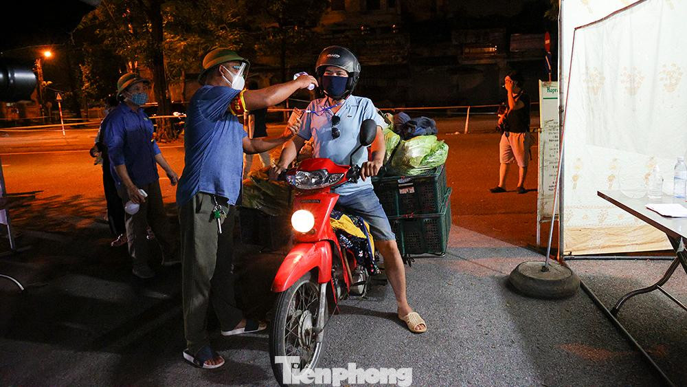 Chợ sẽ tiếp tục tổ chức phân luồng giao thông phù hợp theo hướng một chiều, hạn chế mật độ người vào cùng một thời điểm, bảo đảm quy định về giãn cách; tăng cường các chốt kiểm soát tại các cổng ra, vào chợ…