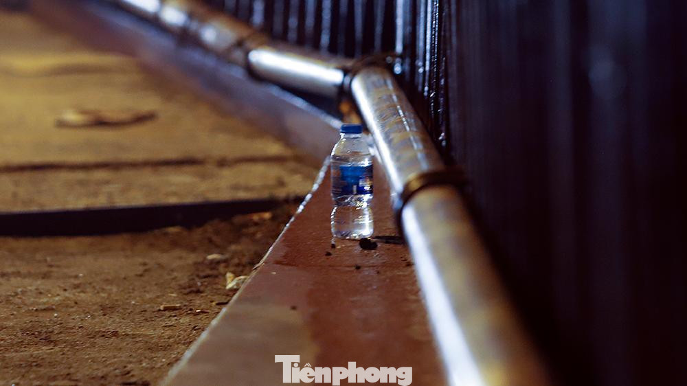 Và sau mỗi cuộc tụ tập, rác thải lại xuất hiện trên mặt cầu Long Biên. Và sau mỗi cuộc tụ tập, rác thải lại xuất hiện trên mặt cầu Long Biên.