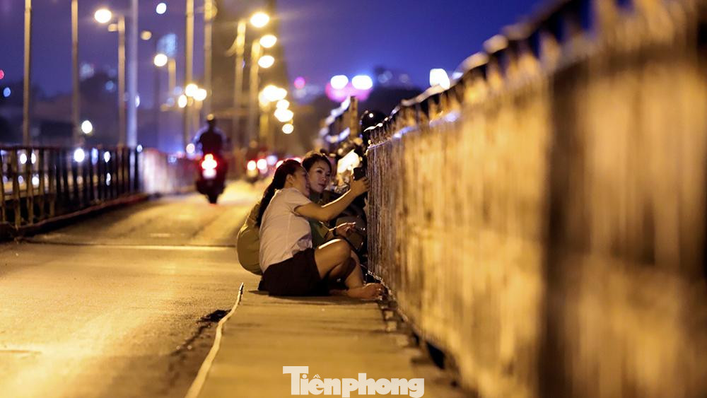 Tụ tập ăn vặt, uống nước và... check in giữa cầu. Tụ tập ăn vặt, uống nước và... check in giữa cầu.