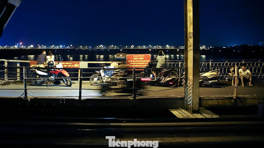 Vào tối qua 18/9, ghi nhận trên cầu Long Biên rất đông người và phương tiện dừng đỗ hóng gió buôn chuyện. Vào tối qua 18/9, ghi nhận trên cầu Long Biên rất đông người và phương tiện dừng đỗ hóng gió buôn chuyện.