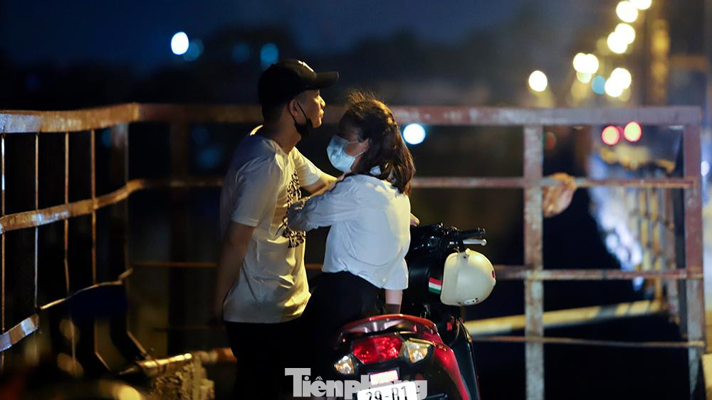 Theo quy định, người không đeo khẩu trang nơi công cộng, không giữ khoảng cách theo quy định khi tiếp xúc, ra ngoài không cần thiết bị phạt tiền tối đa 3 triệu đồng. Theo quy định, người không đeo khẩu trang nơi công cộng, không giữ khoảng cách theo quy định khi tiếp xúc, ra ngoài không cần thiết bị phạt tiền tối đa 3 triệu đồng.