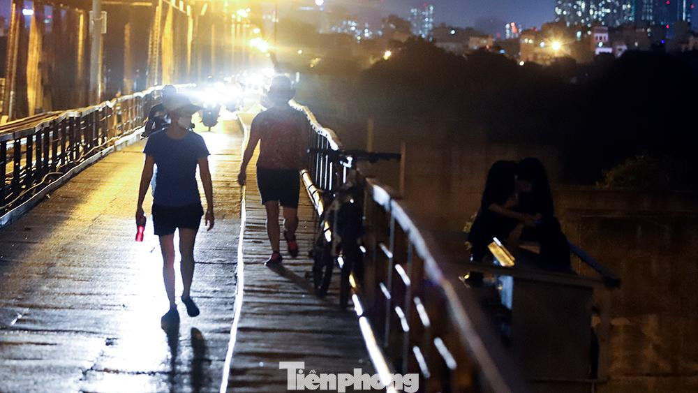 Nhiều người đi bộ tập thể dục ngay cả dưới lòng đường, nơi các phương tiện tham gia giao thông. Nhiều người đi bộ tập thể dục ngay cả dưới lòng đường, nơi các phương tiện tham gia giao thông.