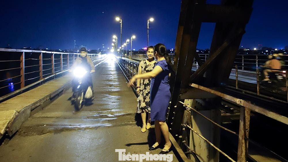 Ngoài thanh niên, nhiều người lớn tuổi cũng tụ tập trên cầu Long Biên vào tối qua, họ còn quên cả đeo khẩu trang phòng dịch. Ngoài thanh niên, nhiều người lớn tuổi cũng tụ tập trên cầu Long Biên vào tối qua, họ còn quên cả đeo khẩu trang phòng dịch.