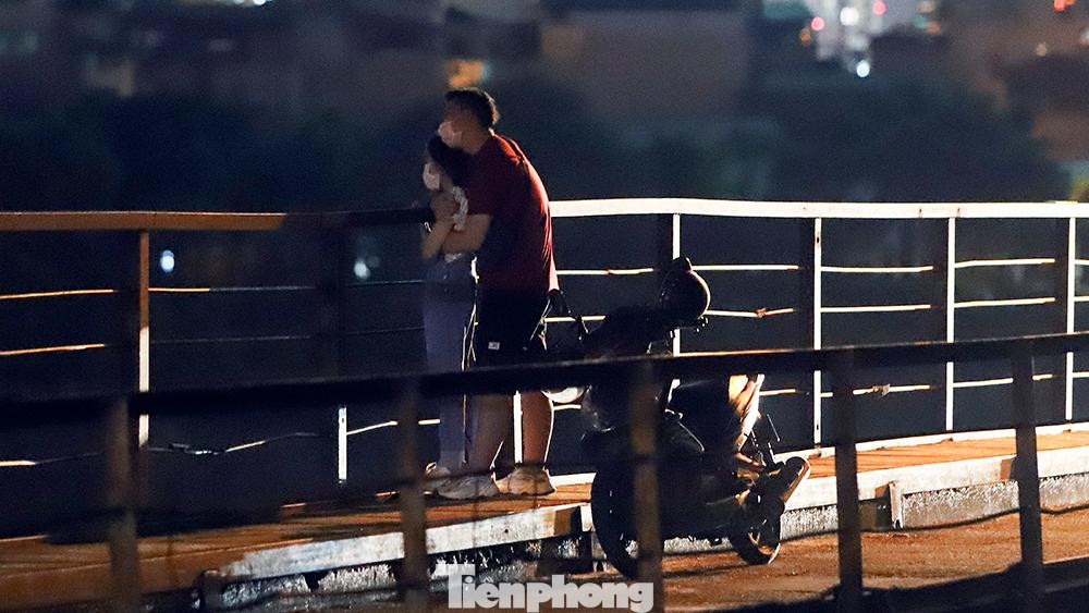 Vào thời điểm trước giãn cách xã hội, cầu Long Biên là điểm đến lý tưởng của nhiều bạn trẻ hẹn hò. Vào thời điểm trước giãn cách xã hội, cầu Long Biên là điểm đến lý tưởng của nhiều bạn trẻ hẹn hò.