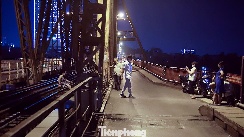 Người dân chụp hình, chui cả qua hàng lan can để tạo dáng trên đường ray tàu hỏa. Người dân chụp hình, chui cả qua hàng lan can để tạo dáng trên đường ray tàu hỏa.