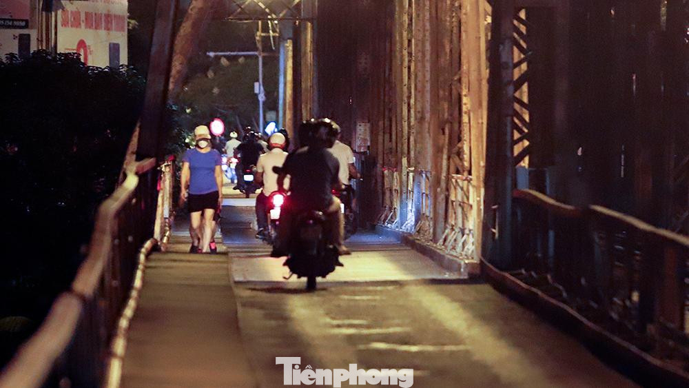 Đi bộ ngược làn đường để tập thể dục vào giữa đêm trên cầu. Đi bộ ngược làn đường để tập thể dục vào giữa đêm trên cầu.