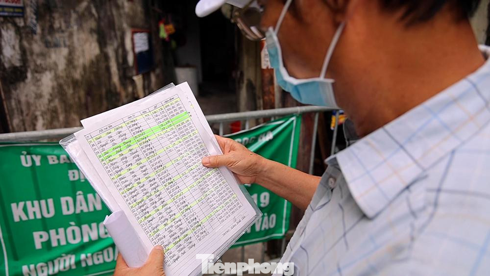 Danh sách theo dõi việc đi lại của người dân vẫn được thực hiện đều đặn dù TP Hà Nội đã nới lỏng giãn cách.