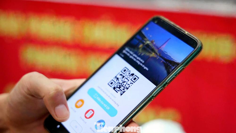 Người dân ra vào khu dân cư cần phải khai báo y tế qua mã QR Code trên điện thoại thông minh.