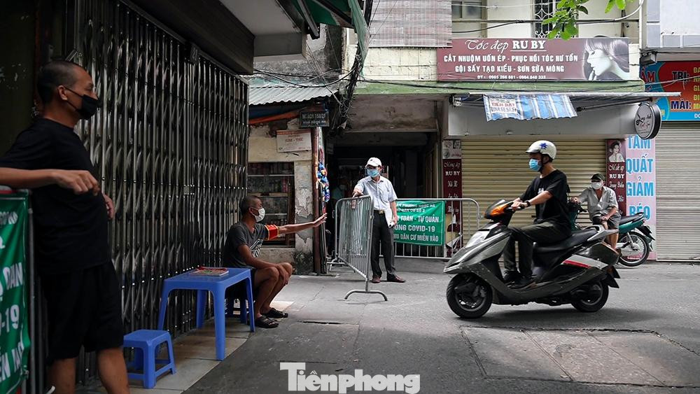 Tuy nhiên, với những nỗi lo về việc dịch bệnh có thể bùng phát trở lại, nhiều địa phương vẫn duy trì chốt tự quản “vùng xanh” ở các thôn, tổ dân phố.