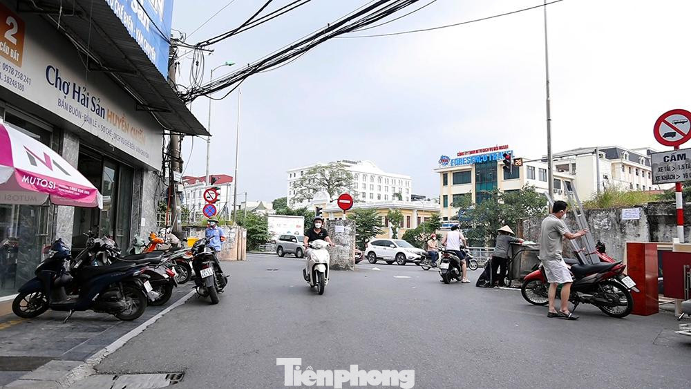 Giao thông tại Hà Nội sau khi nới lỏng đã thuận tiện hơn, việc kiểm tra giấy tờ được giảm bớt, người dân phấn khởi khi nhịp sống đang dần trở lại bình thường.