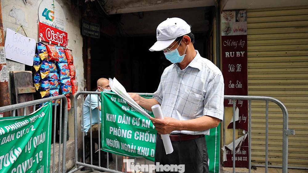 Phường Ngọc Hà (quận Ba Đình) - nơi từng xuất hiện một số trường hợp F0 hiện vẫn đang duy trì 4 chốt mở ở các cửa ngõ ra vào chính của phường và 32 chốt tự quản của các địa bàn dân cư.