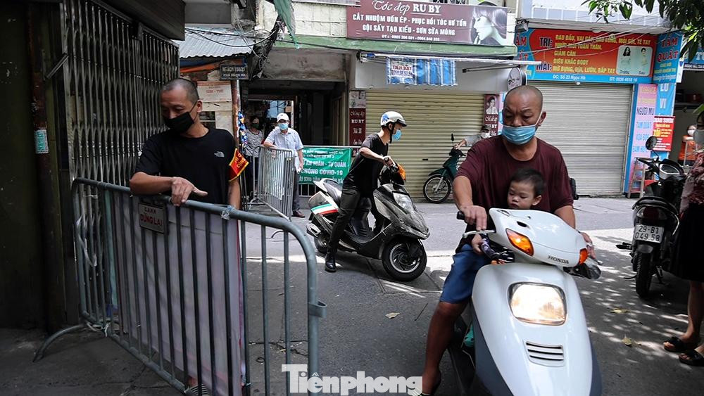 Những người không sinh sống trong khu dân cư chỉ được vào khi đội quản lý chốt &apos;vùng xanh&apos; cho phép.