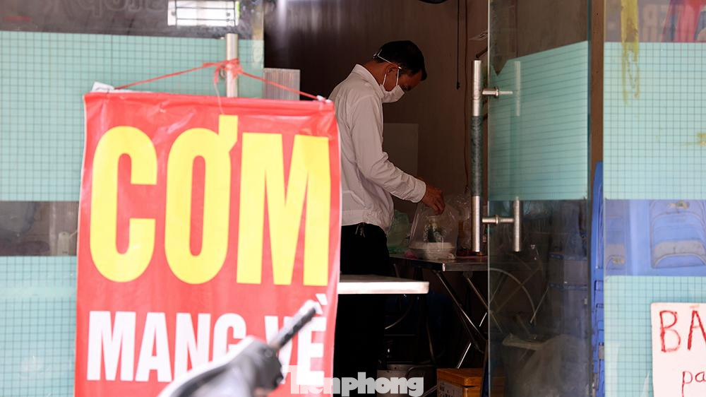 Đối với Phân khu 3 (vùng xanh) gồm 19 xã, thị trấn không có ca bệnh phát sinh trên địa bàn sau thời gian cách ly, phong tỏa theo quy định sẽ thực hiện như Phân khu 2, trong đó cho phép các cơ sở kinh doanh dịch vụ ăn (không uống) được mở cửa hoạt động nhưng chỉ được bán hàng mang về. Đối với Phân khu 3 (vùng xanh) gồm 19 xã, thị trấn không có ca bệnh phát sinh trên địa bàn sau thời gian cách ly, phong tỏa theo quy định sẽ thực hiện như Phân khu 2, trong đó cho phép các cơ sở kinh doanh dịch vụ ăn (không uống) được mở cửa hoạt động nhưng chỉ được bán hàng mang về.