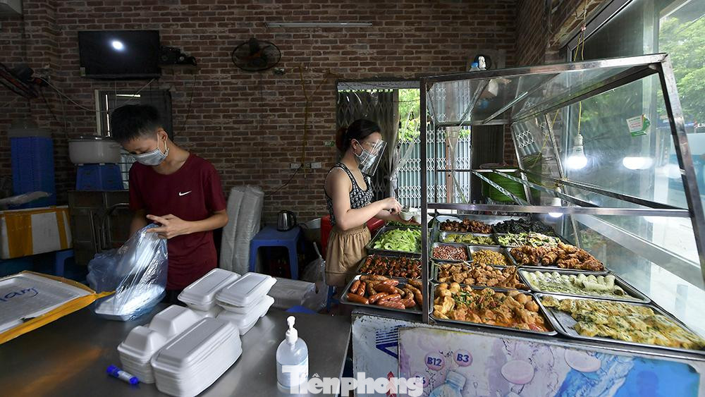 Chủ đầu tư phải xây dựng phương án phòng, chống dịch, trình UBND xã, thị trấn phê duyệt. Các công trình xây dựng công cộng vốn ngân sách được phép hoạt động nhưng đảm bảo phương châm “3 tại chỗ”, “1 cung đường, 2 điểm đến”. Tuy nhiên, chủ đầu tư công trình phải xây dựng phương án phòng, chống dịch, trình UBND huyện phê duyệt; trong phương án phải làm rõ: số lượng, danh sách người lao động; nơi ăn ở; phương án cung cấp vật tư, thiết bị... Các cửa hành kinh doanh vật liệu xây dựng được phép hoạt động. Chủ đầu tư phải xây dựng phương án phòng, chống dịch, trình UBND xã, thị trấn phê duyệt. Các công trình xây dựng công cộng vốn ngân sách được phép hoạt động nhưng đảm bảo phương châm “3 tại chỗ”, “1 cung đường, 2 điểm đến”. Tuy nhiên, chủ đầu tư công trình phải xây dựng phương án phòng, chống dịch, trình UBND huyện phê duyệt; trong phương án phải làm rõ: số lượng, danh sách người lao động; nơi ăn ở; phương án cung cấp vật tư, thiết bị... Các cửa hành kinh doanh vật liệu xây dựng được phép hoạt động.