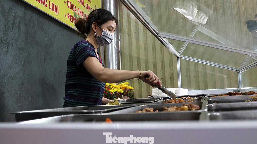 Theo ghi nhận của phóng viên Báo điện tử Tiền Phong, ngay trong sáng hôm nay (6/9), nhiều cửa hàng ăn ở các xã, thị trấn kể trên đã mở cửa trở lại, treo biển "bán hàng mang về". Tại một số hàng quán, nhiều người dân đeo khẩu trang, xách cặp lồng đến mua đồ ăn. Theo ghi nhận của phóng viên Báo điện tử Tiền Phong, ngay trong sáng hôm nay (6/9), nhiều cửa hàng ăn ở các xã, thị trấn kể trên đã mở cửa trở lại, treo biển "bán hàng mang về". Tại một số hàng quán, nhiều người dân đeo khẩu trang, xách cặp lồng đến mua đồ ăn.