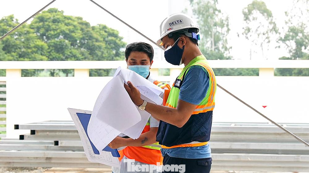 Trong tất cả các ca làm việc đều có sự giám sát, chỉ huy của các cán bộ, tổng chỉ huy công trường, nhằm đảm bảo công tác thi công một cách cẩn thận và tiến độ nhanh nhất. Về công tác đảm bảo an toàn trong phòng chống dịch COVID-19 tại công trường.