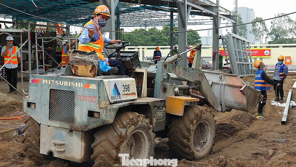 Trước khi bắt đầu làm việc tại công trường, tất cả các công, nhân viên đều phải được xét nghiệm COVID-19, và trong khoảng thời gian thi công tại công trường, hàng trăm công nhân được lấy mẫu test nhanh ngẫu nhiên vào hàng tuần, hàng ngày. Trong toàn bộ quá trình làm việc, các công, nhân viên đều được giám sát, quản lý việc đảm bảo giãn cách, việc đeo khẩu trang, sát khuẩn trước và trong khi làm việc.