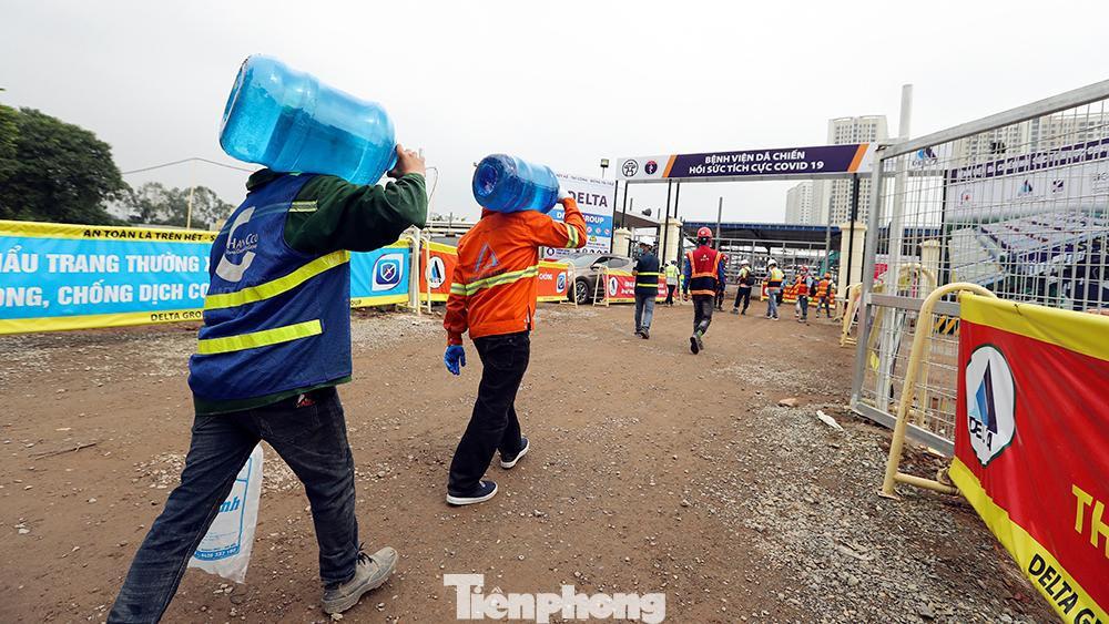 Bệnh viện có quy mô khoảng 500 giường bệnh và có thể mở rộng lên 700 giường. Đây là bệnh viện dã chiến có quy mô lớn nhất tại Hà Nội được xây mới hoàn toàn. Công trình do bệnh viện Đại học Y Hà Nội làm chủ đầu tư, tập đoàn Delta làm tổng thầu. Một số đoạn đường kết nối vào bệnh viện cũng đang được xây dựng.