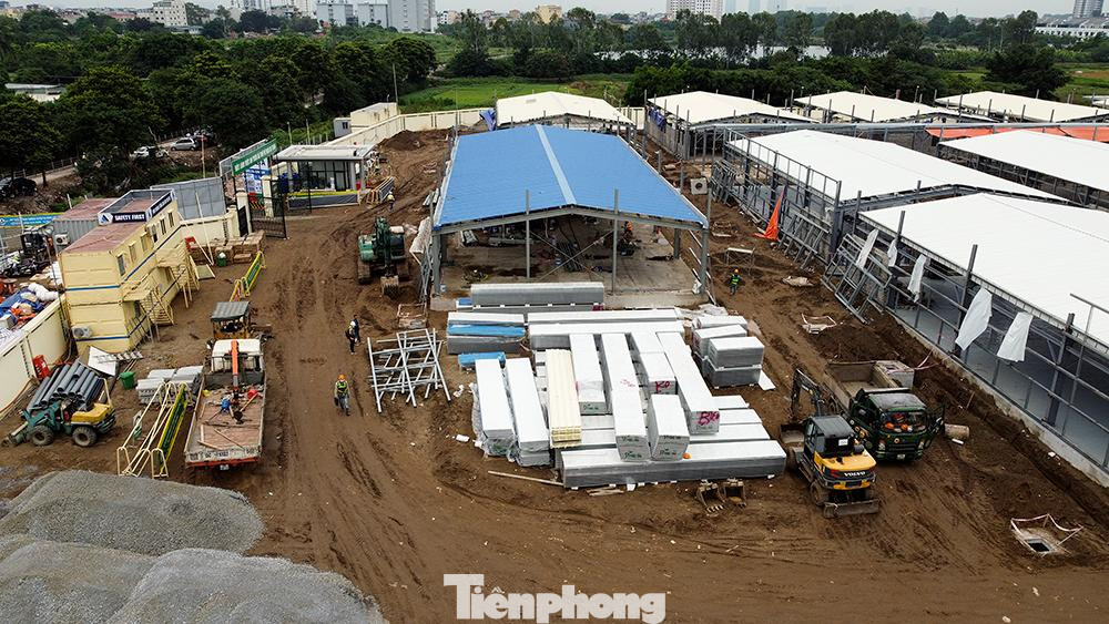 &quot;Hiện tòa bộ công trình đang thi công đến giai đoạn &quot;nước rút&quot;, dự án sẽ được hoàn thành trong khoảng cuối tháng 8/2021. Đơn vị thi công sẽ hoàn thành các hạng mục, đảm bảo thời gian đã đề ra của chủ đầu tư. Trước đó, dự án Bệnh viện dã chiến Hoàng Mai khởi công từ ngày 24/7/2021&quot;. Ông Nguyễn Ngọc Ánh, Giám sát an toàn khu vực, thuộc phòng an toàn lao động (Tập đoàn Delta) cho biết.