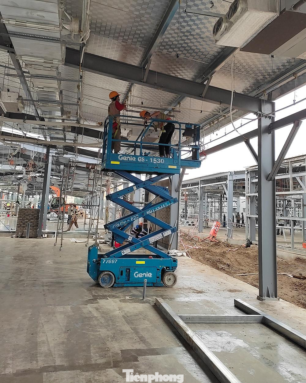 Về tiến độ thi công dự án, hiện nay công trường Bệnh viện dã chiến Hoàng Mai đang thi công trải rộng trên khoảng 30 &quot;lốc&quot; nhà, các khu vực này đều được thi công một cách đồng bộ, tập trung, để đảm bảo các khu vực trong dự án được hoàn thành một cách đồng đều nhau. Ngoài ra các hệ thống đường cống, hạ tầng đã được triển khai gấp rút. Dự kiến trong thời gian từ 25-30/8, dự án Bệnh viện dã chiến Hoàng Mai sẽ được hoàn thành.