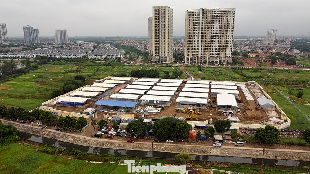 Bệnh viện dã chiến hồi sức tích cực COVID -19 tại ngõ 587 đường Tam Trinh (quận Hoàng Mai, Hà Nội) bắt đầu khởi công từ ngày 24/7. Sau hơn 10 ngày thần tốc xây dựng, hầu như diện tích đã được lắp đặt khung giàn thép, lợp mái và đang bắt đầu xây dựng vách ngăn.