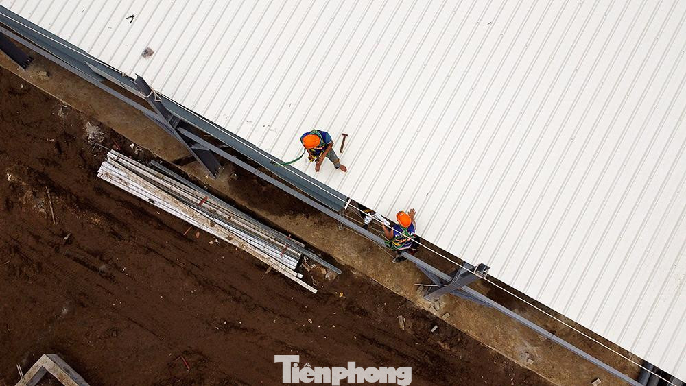 &quot;Thời điểm dịch bệnh phức tạp như hiện nay, chúng tôi quản lý việc đi lại của các cán bộ, công nhân viên rất nghiêm ngặt theo nguyên tắc &quot;một cung đường 2 điểm đến&quot;. Cụ thể, tất cả công nhân đều có xe đưa đón riêng tới công trường và về nhà. Các công nhân chỉ được phép di chuyển từ nhà đến công trường và ngược lại&quot;, ông Ánh cho biết thêm.