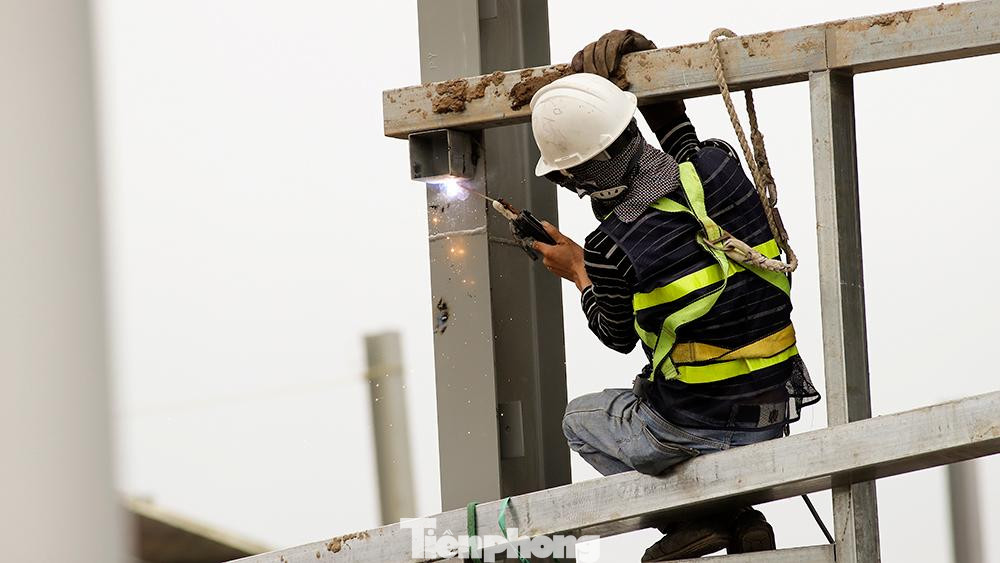 Cụ thể, ca sáng bắt đầu từ 7h đến 11h; ca chiều từ 13h30 đến 17h30; ca đêm từ 19h đến 22h, ngoài ra, để đảm bảo tiến độ thi công, các công nhân còn làm một ca xuyên đêm từ 22h-5h sáng hôm sau.