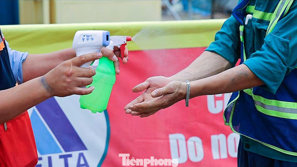 Phía công trường đã đảm bảo các biện pháp phòng tránh như: Công trường làm việc đảm bảo tuân thủ nghiêm ngặt khuyến cáo 5K của Bộ Y tế; tất cả các cán bộ, công nhân vào công trường đều phải khai báo y tế, đo thân nhiệt, sử dụng nước sát khuẩn và giữ khoảng cách.