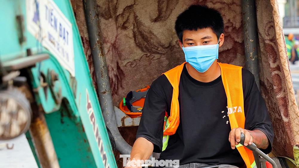 Theo ông Ánh, để phục vụ quá trình thi công một cách nhanh chóng và đảm bảo chất lượng tốt nhất, công nhân tại công trường sẽ làm việc 3 ca/ngày, và mỗi ca có tới 500 công nhân, cán bộ tham gia làm việc.