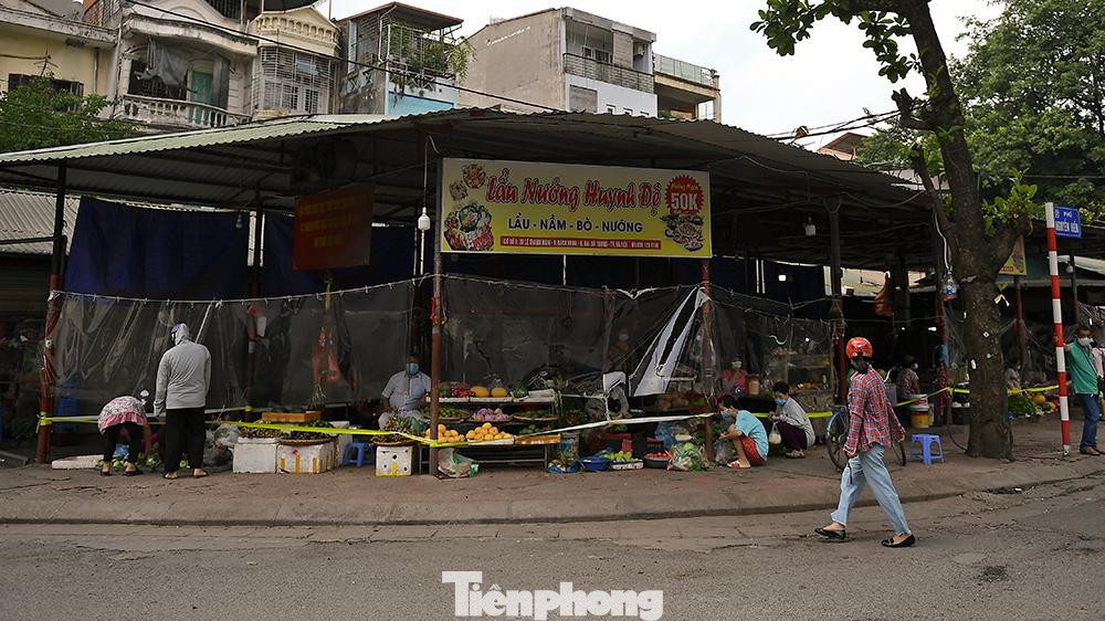 Dù có tấm chắn nilon, ban quản lý chợ vẫn đặt nhiều biển báo và thường xuyên nhắc nhở cả người mua và người bán tuân thủ nguyên tắc 5K của Bộ Y tế.