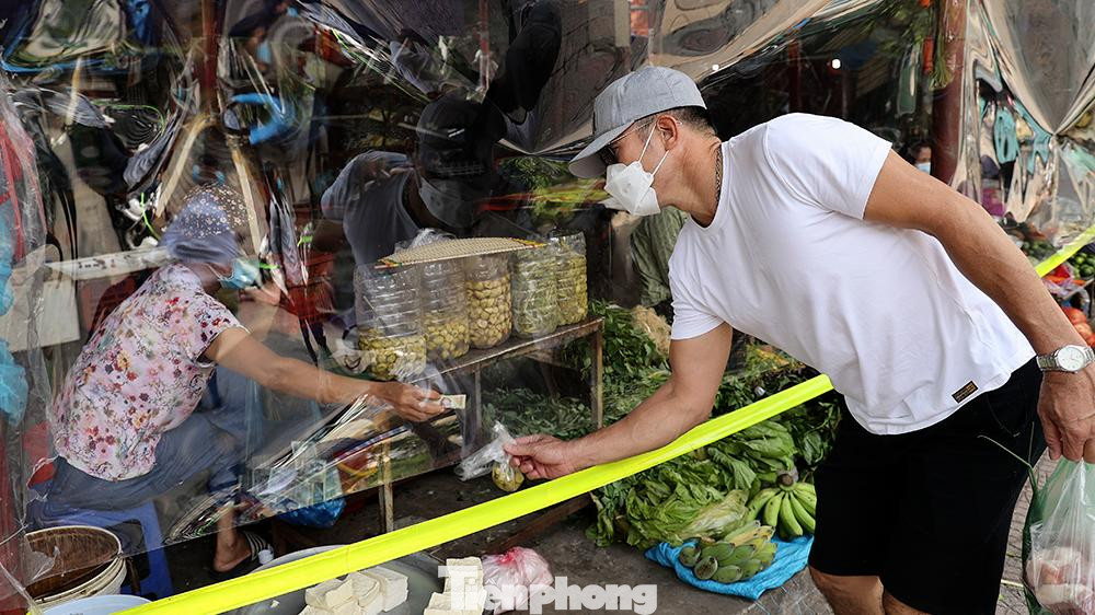 Các tiểu thương tại chợ cho hay những ngày qua nguồn hàng chị nhập vẫn ổn định, giá cả không thay đổi nhiều so với thời điểm dịch COVID-19 chưa bùng phát mạnh.