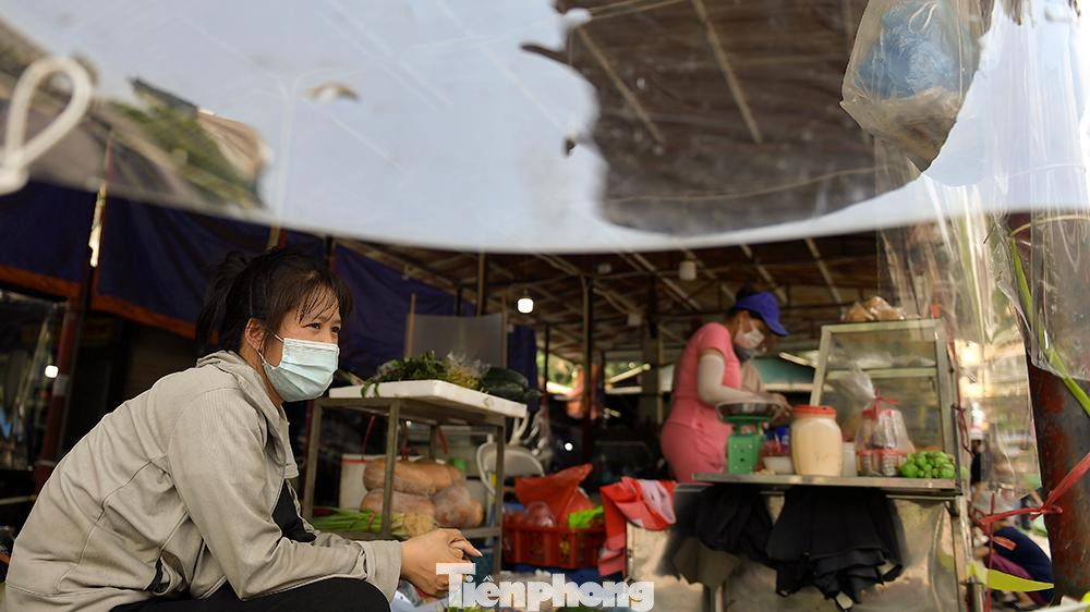 Được biết, các tiểu thương ở chợ đã chủ động tự bỏ kinh phí để lắp các tấm chắn này để tự bảo vệ sức khỏe của chính mình cũng như khách hàng.