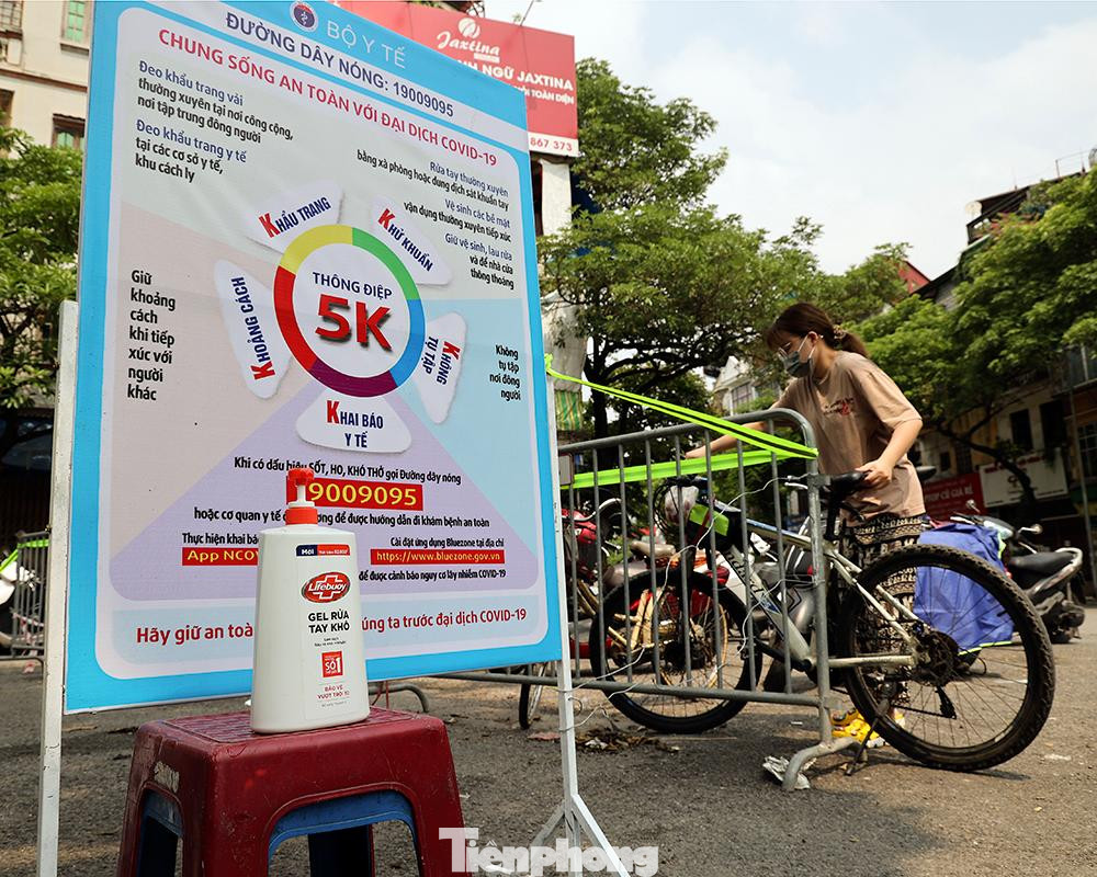UBND phường Bách Khoa cũng đã chủ động lắp hệ thống rào chắn trong đường đi của khuôn viên chợ và yêu cầu người dân gửi xe bên ngoài, chỉ đi bộ vào chợ để tránh tập trung đông người. Hệ thống biển cảnh báo 5K theo hướng dẫn Bộ Y tế cùng các công tác phòng dịch khác được thực hiện nghiêm ngặt tại chợ dân sinh này.