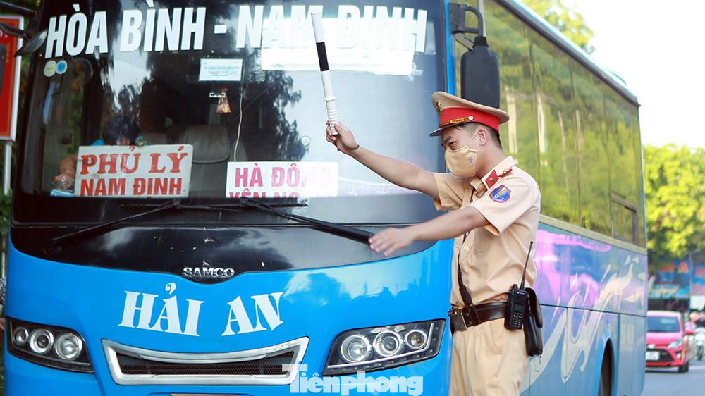 Ghi nhận của phóng viên về công tác phòng dịch tại chốt kiểm soát phương tiện và người dân từ Hoà Bình về Hà Nội trên địa phận thị trấn Xuân Mai, Chương Mỹ (chốt kiểm dịch huyện Chương Mỹ).
