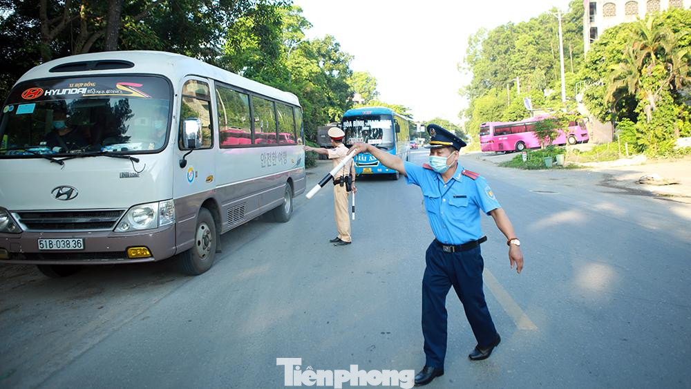 Từ đầu giờ sáng 14/7, 22 chốt trực tại các các tuyến đường cửa ngõ đã được kích hoạt để kiểm soát toàn bộ lưu lượng hành khách ra vào Hà Nội.