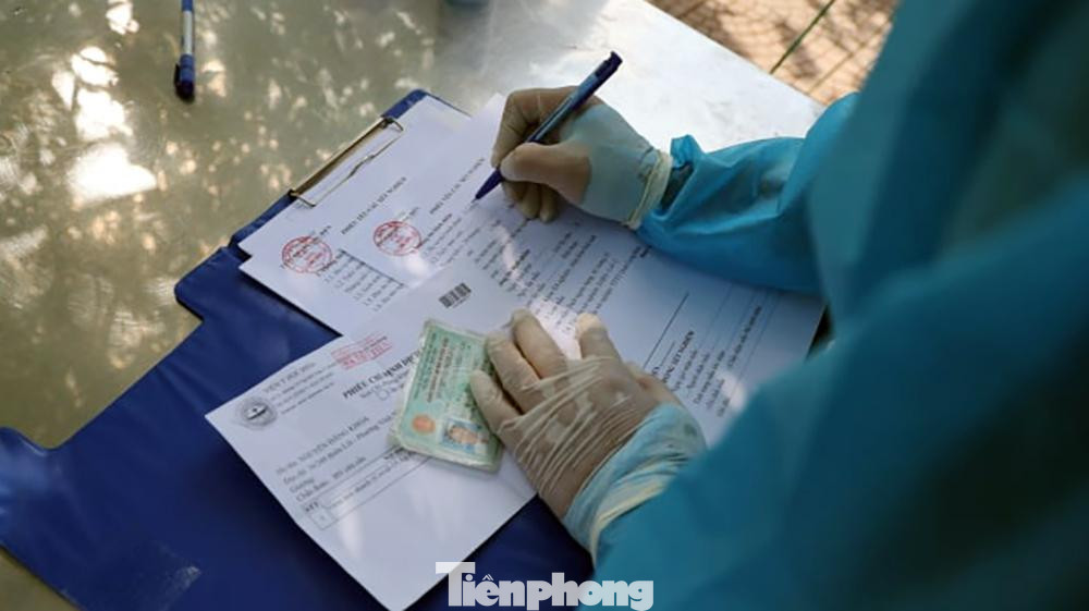 Được cung cấp thông tin kịp thời qua các phương tiện truyền thông, nhiều tài xế đã đi kiểm tra và chuẩn bị sẵn những giấy xét nghiệm âm tính với COVID-19 để được thông hành.