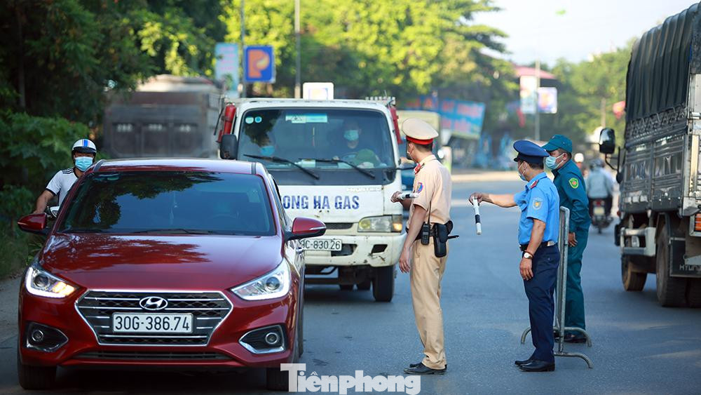 Lực lượng phương tiện qua lại không quá lớn nên hầu hết các phương tiện đều được yêu cầu dừng lại để kiểm tra thân nhiệt.