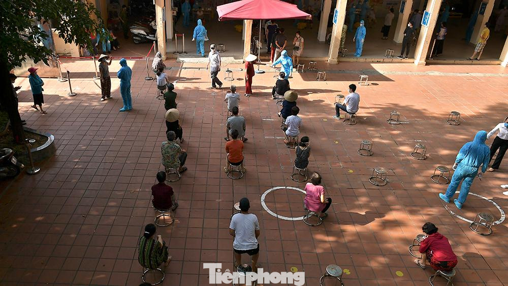 "Để chủ động phát hiện sớm các trường hợp nhiễm SARS-CoV-2, quận Hai Bà Trưng dự kiến sẽ lấy khoảng 30.000 mẫu trong cộng đồng dân cư để xét nghiệm sàng lọc. Trong đó ngày 31/7, UBND phường Quỳnh Mai phối hợp với Trung tâm y tế quận tiến hành tổ chức xét nghiệm cho 2.000 người dân trên địa bàn" - ông Bùi Thanh Hải - Chủ tịch UBND phường Quỳnh Mai (quận Hai Bà Trưng, Hà Nội) cho biết.