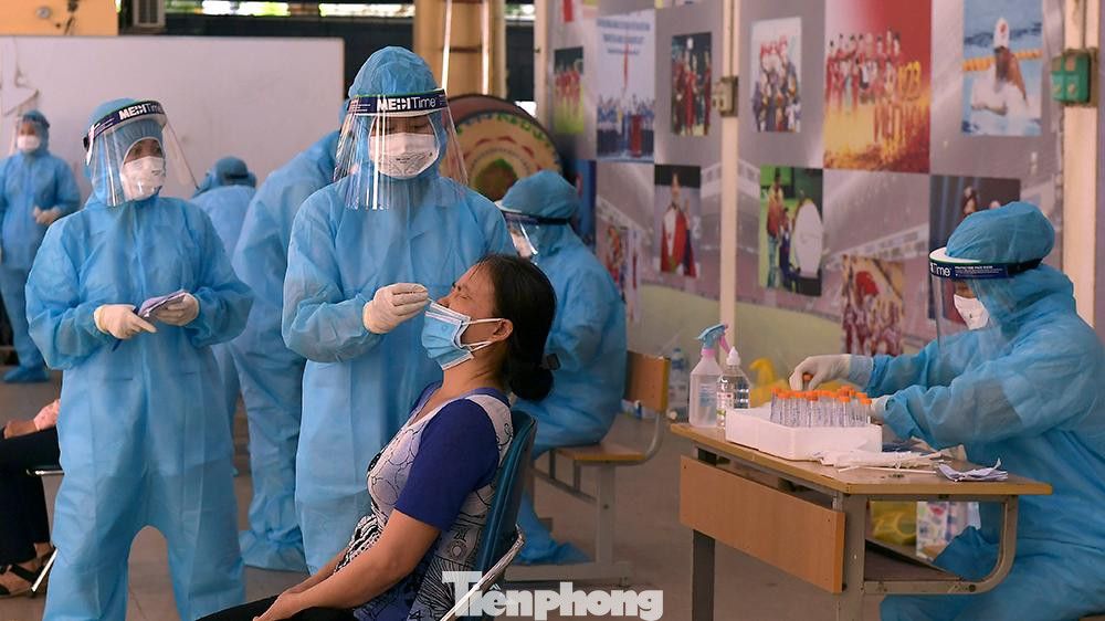 Cũng theo ông Hải, sau khi phát hiện ổ dịch tại Bệnh viện Phổi Hà Nội (phường Thanh Nhàn, Hai Bà Trưng), phường Quỳnh Mai là địa bàn tiếp giáp được xác định là có nguy cơ lây nhiễm nên phường này đã phát phiếu cho người dân tham gia lấy mẫu xét nghiệm.