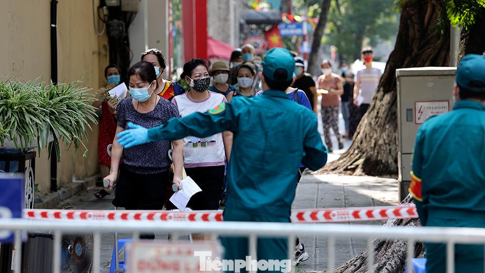 Được biết trong hôm nay, hơn 2.000 người gần ổ dịch tại Bệnh viện Phổi Hà Nội đã được lấy mẫu xét nghiệm COVID-19.