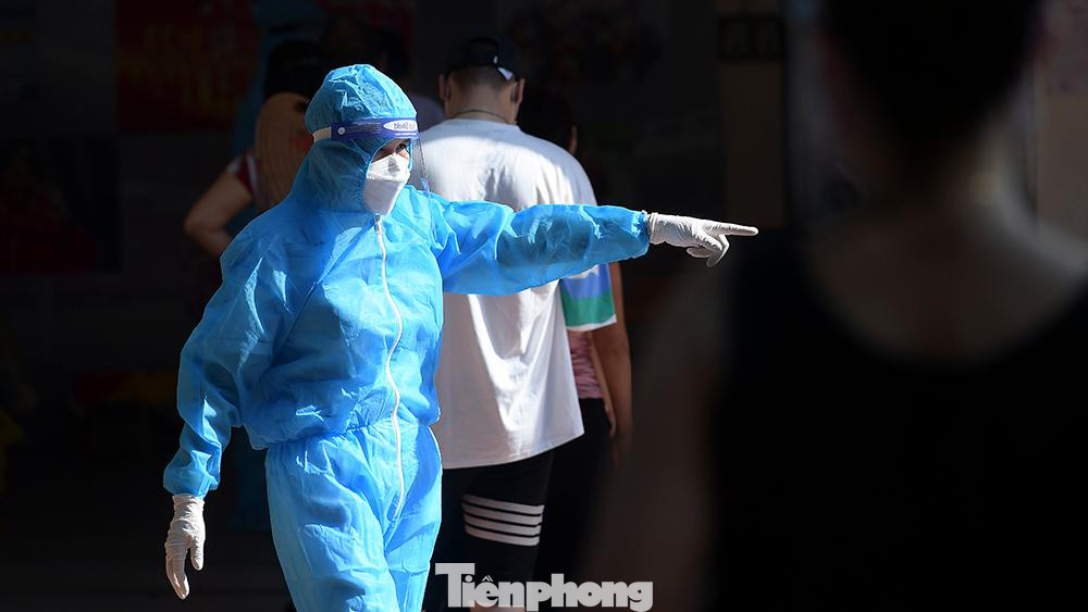 Hiện tại phường Quỳnh Mai đã xác định 8 trường hợp là F1 đã được truy vết, các trường hợp này đều được chuyển tới khu cách ly tập trung. Đối với trường hợp F2 đều được hướng dẫn tự cách ly và theo dõi theo quy định của cơ quan y tế.