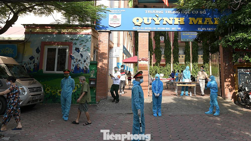 Thời tiết Hà Nội ngày cuối cùng của tháng 7 tuy rất nắng và oi bức, nhưng người dân vẫn phối hợp cùng chính quyền đến địa điểm lấy mẫu xét nghiệm COVID-19.