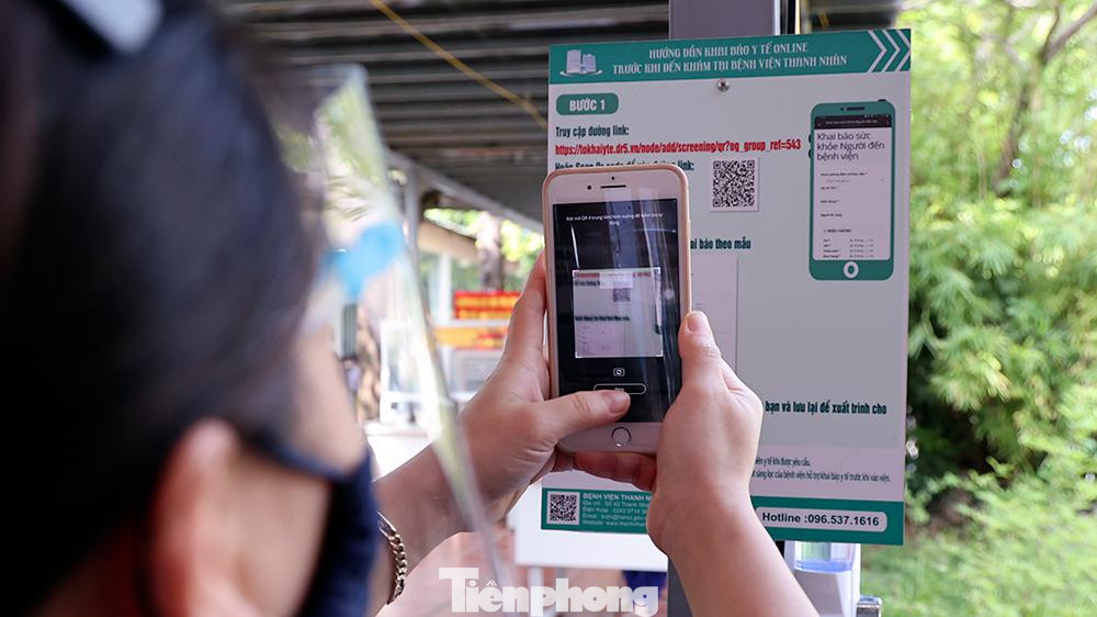Tất cả các thai phụ trước khi vào kiểm tra thai nhi và tiêm vắc xin đều phải quét mã QR khai báo y tế qua ứng dụng trên điện thoại di động.