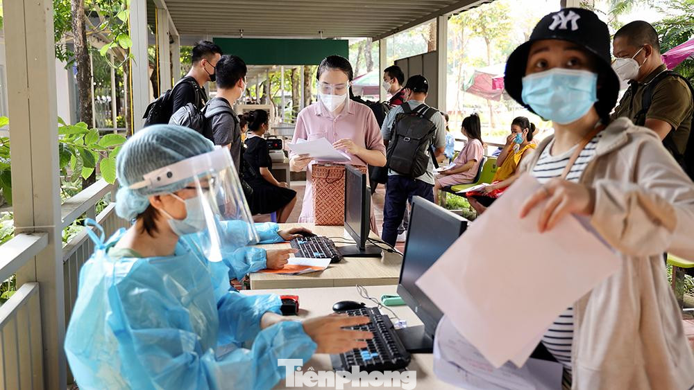 Theo ghi nhận của phóng viên Báo Tiền Phong, vào buổi sáng nay, tại Bệnh viện Thanh Nhàn đã có hàng trăm thai phụ đến tiêm.