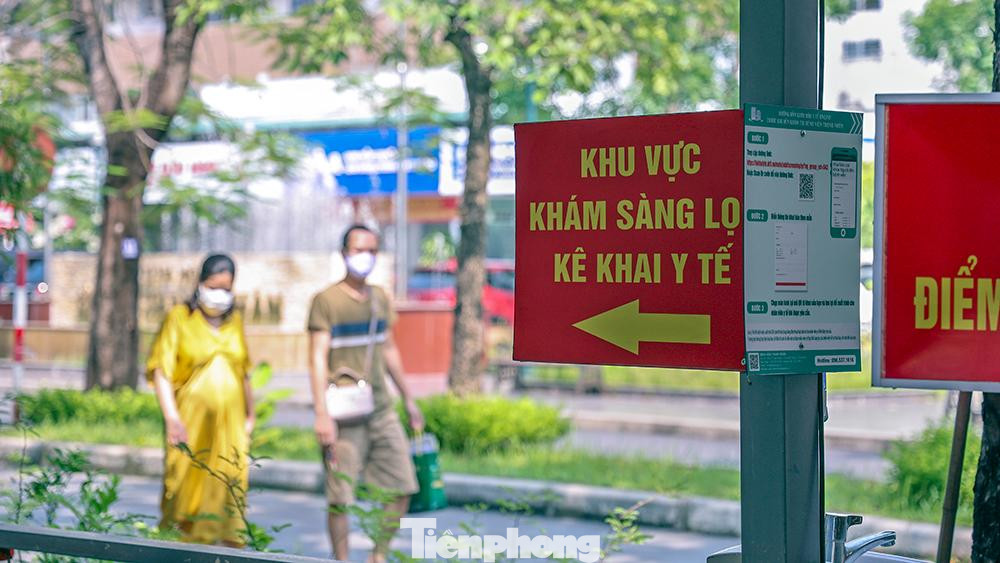 Sáng cuối tuần, các cặp vợ chồng chuẩn bị đón em bé đưa nhau đến bệnh viện Thanh Nhàn (phường Thanh Nhàn, quận Hai Bà Trung, Hà Nội) để tiêm vắc xin ngừa COVID-19.