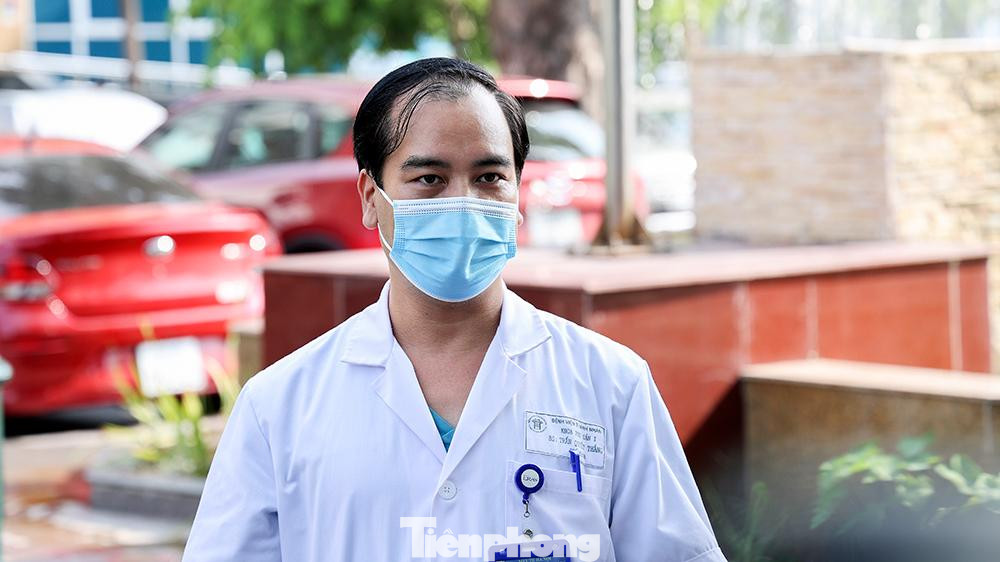 Bác sĩ chuyên khoa 2, trưởng khoa sản 1 bệnh viện Thanh Nhàn Trần Quyết Thắng cho biết: Các sản phụ sẽ được khám thai và kiểm tra thai trước khi tiêm. Những bất thường về thai nhi, nước ối, huyết áp cao… phải điều trị ổn định mới được tiêm.