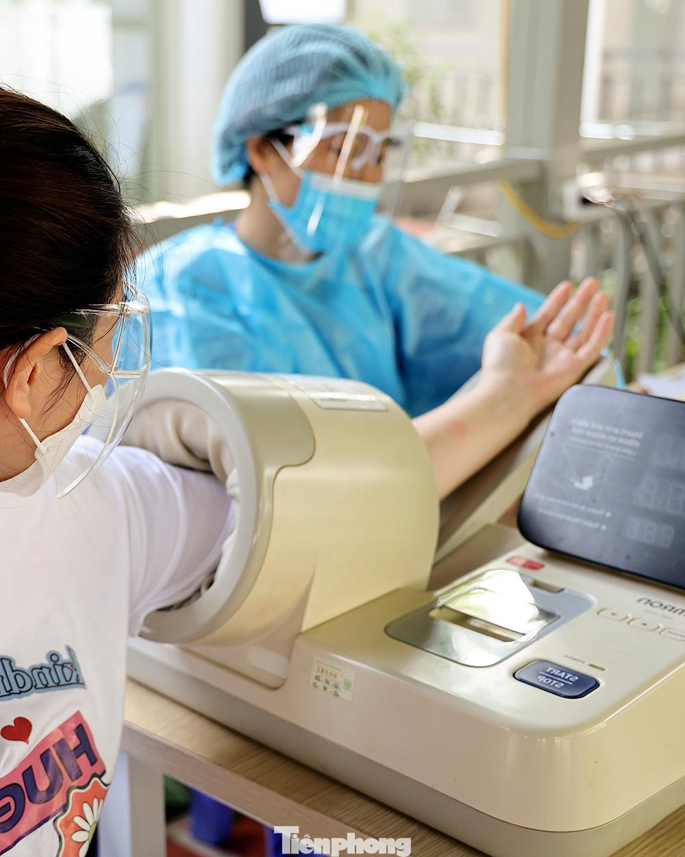 “Các bà bầu trên 13 tuần thai nên tiêm vắc xin càng sớm càng tốt để phòng tránh COVID-19. Người mẹ nếu đã tiêm vắc xin, nếu chẳng may mắc COVID-19 thì triệu chứng giảm hơn so với bình thường; em bé đã có sẵn sức để kháng tốt hơn so với các trẻ sơ sinh có mẹ chưa được tiêm phòng” bác sĩ Thắng khuyến cáo.